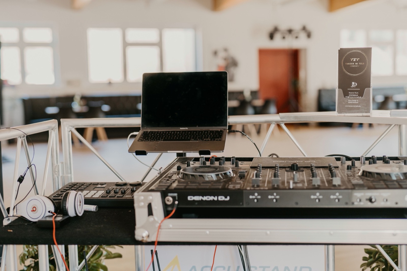 Das DJ-Pult im Saal von Tanzen im Täle