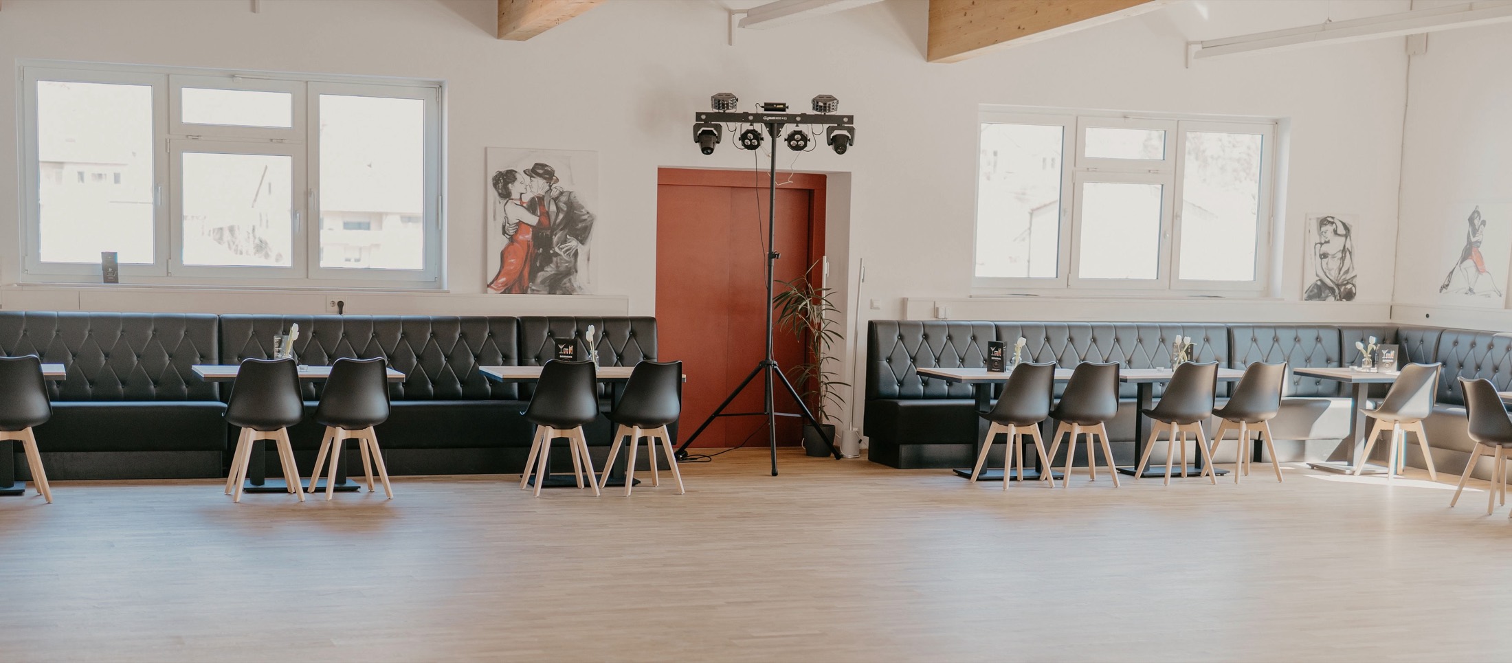 Der Saal in ganzer Breite mit Lichtanlage